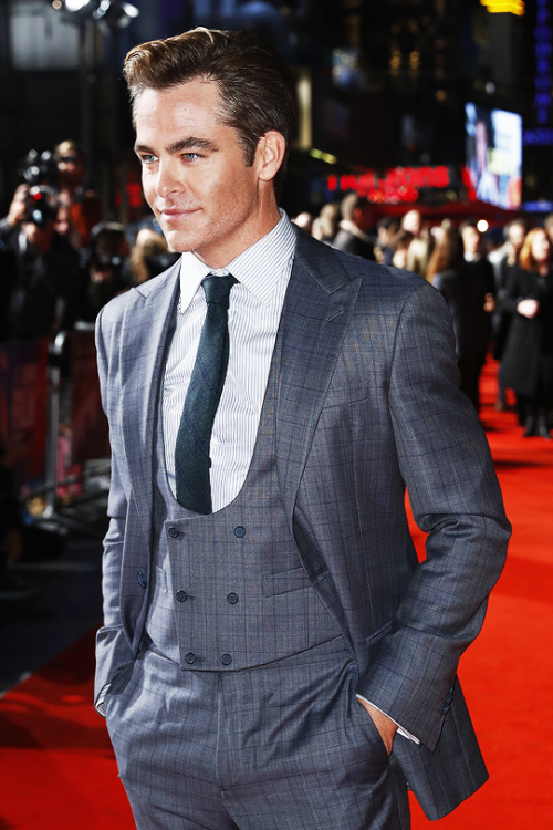 carpetdiem: CHRIS PINE‘Outlaw King’ Première, 62nd BFI London Film Festival (Octo