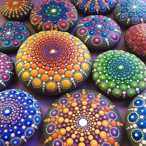 fer1972:Elspeth McLean transforms Ocean Stones in Beautiful Dot Mandalas