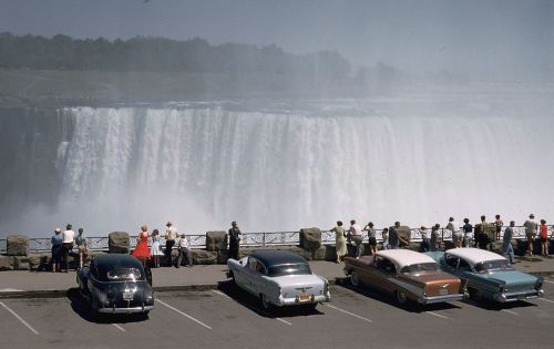 history-inpictures:Sightseers overlook Niagara Falls, 1957