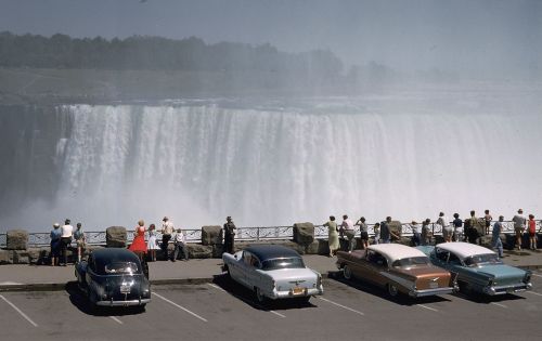 history-inpictures: Sightseers overlook Niagara Falls, 1957