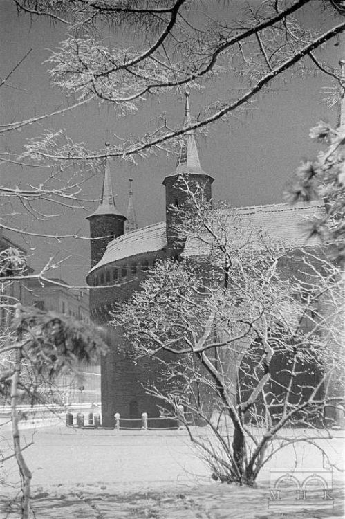 lamus-dworski:  Kraków, Poland photographed between 1945-1949 by Henryk Hermanowicz. Images via Muzeum Historyczne Miasta Krakowa. 