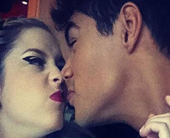 livrepraviversomic:  yeahmelmic : “Sou sua fã número 1, te amo” “Segundo Quintana, é tão bom morrer de amor e continuar vivendo… Eu concordo ! Te amo!” “Meu loiro e eu” “Quero casar e ter muitos filhos com Micael” “Faz carinha