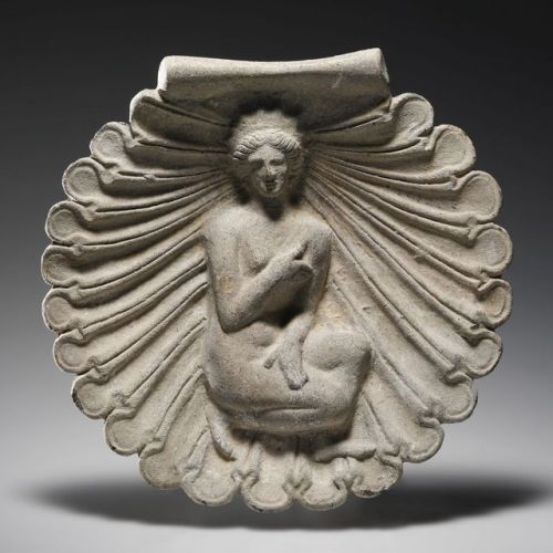 vaninnavaninni:A crouching Aphrodite in a shell. H. 17.2 cm. Terracotta. Roman, 1st century B.C-&nbs