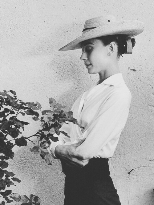 audreyhepburnism: Audrey photographed by Inge Morath during the production of The Unforgiven in Dura