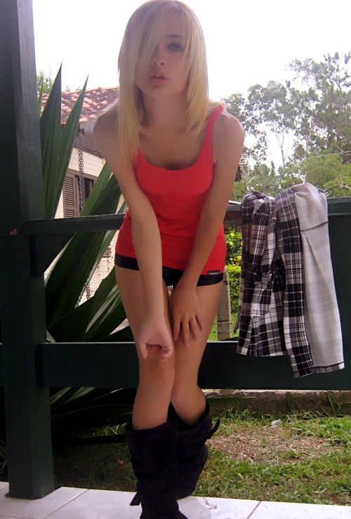 bennyho:  bashfull007:  Hot babe  SEXY