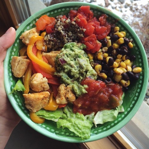 goodhealthgoodvibes:Leftovers areee the best. Burrito bowl with chicken, quinoa, diced tomato, corn,