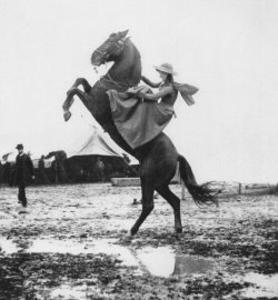 History-Museum:sharpshooter Annie Oakley While Touring With Buffalo Bill’s Wild