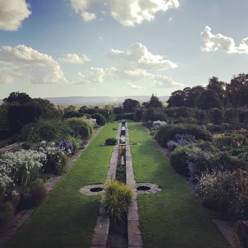 #hestercombegardens #formalgardens #sunnyoctoberday #somerset #bluesky (at Hestercombe House)