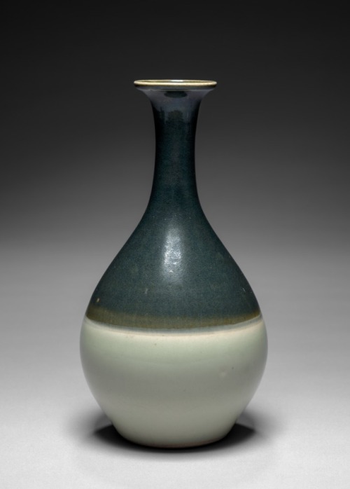 cma-japanese-art: Sake Flask: Arita Ware, Imari Type, 17th century, Cleveland Museum of Art: Japanes