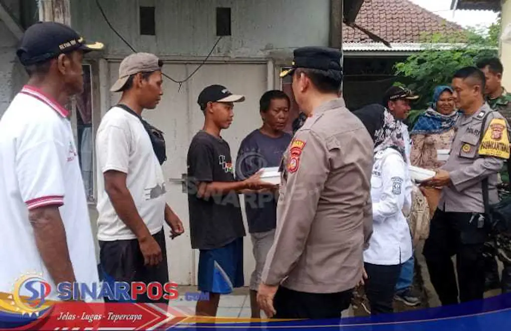 Menyambut Hari Bhayangkara Ke-79, Kapolsek Klari Gelar Jumat Berkah Bagikan Nasi Box Gratis Kepada Warga
