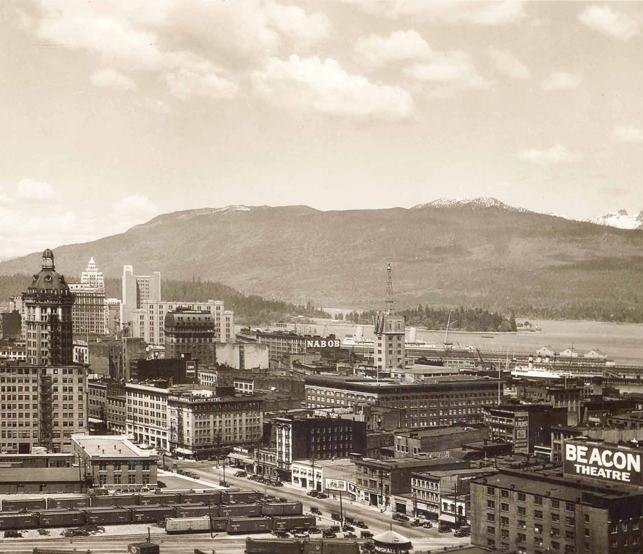 pasttensevancouver:  West Pender Street, 1939Source: Photo by Leonard Frank (cropped),