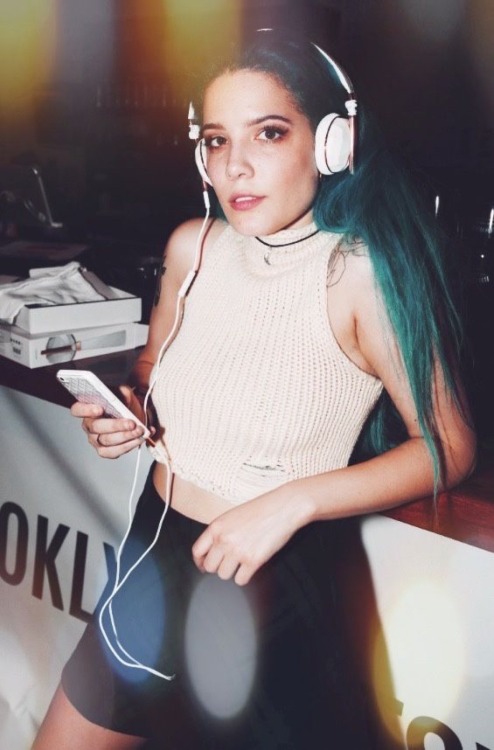 low quality pics of halsey she&rsquo;s such a babe I love her sm