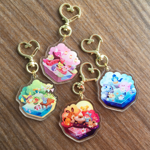 Shop ✿ Twitter ✿ Instagram ✿ Seasons in Japan keychains! I really love the heart shaped keyrings, I 