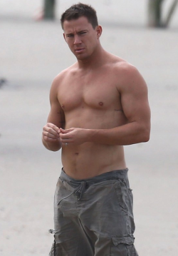 mynewplaidpants:  Channing Tatum showing off his XXL frame at the beach - MORE AT THE BLOG!