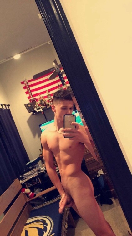 i-lads:  College lad’s naked selfies