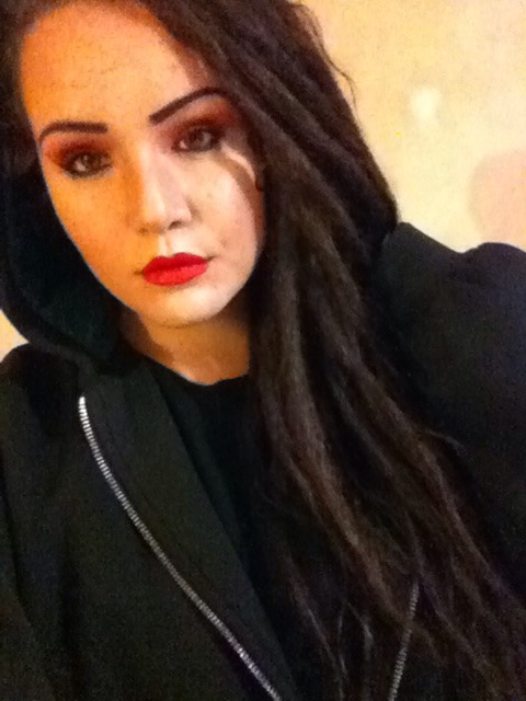 strangevibezz:  lifesuxxvx:  the lighting in my house is terrible  Brows on point boo.