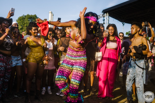 the beauty of my people
is
so
thick and intricate.
i spend my days
to undo my eyes
so
i can sleep.
– nayyirah waheed
AFROPUNK. BROOKLYN. 2016
Storyteller: Dare Kumolu-Johnson