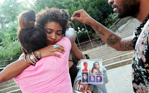 sinidentidades:  Vigil Held For Islan Nettles, Black Trans Woman Killed in Harlem Mourners gathered in Harlem on Thursday night to remember Islan Nettles, the 21-year-old trans woman who was beaten to death last week. Nettles was walking with friends