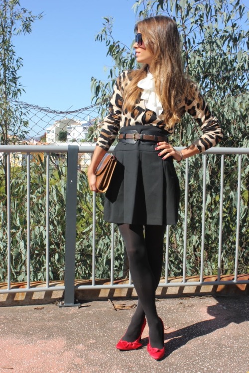 fashion-tights:Damned ColdRebeca/Cardigan – H&MCamisa/Shirt – Mommy’s closetFalda/Skirt – MangoT