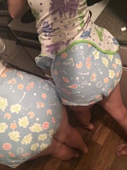 misspandapants:  Diaper girllsssss @littlepumpkinmuffin