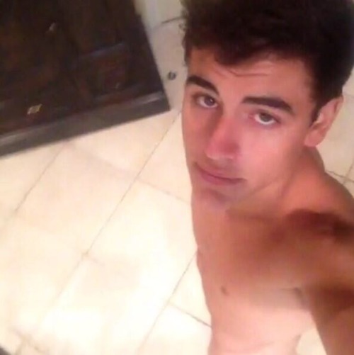 gaycelebsfakes: fuckyoustevepena: He’s NAKED!! Check out Jack Gilinsky Jack Gilinsky is so hot