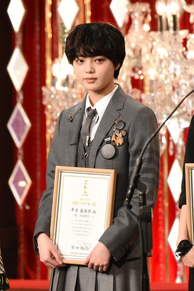 techiparco:     Hirate Yurina at Japan Academy Award. She won Rookie of the Year