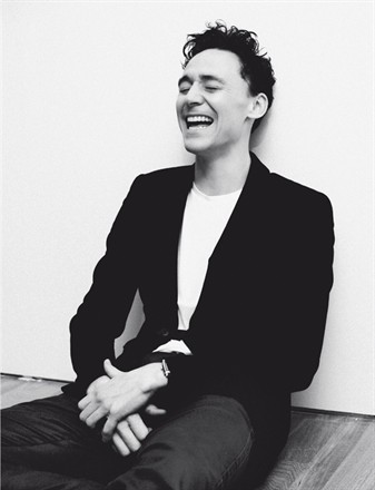 xitcantrainallthetimex:  Tom Hiddleston Black and White 2/2 