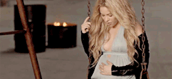  Pregnant Shakira in ”Mi Verdad” music video. 