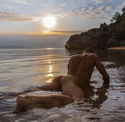 butt-boys:  Moonrise at Sunrise. 