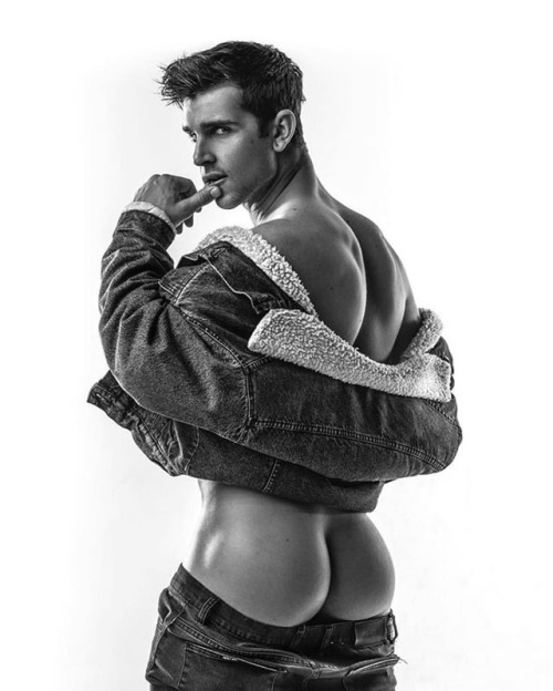 Honey, it&rsquo;s cold outside. A stunning sexy-ass shot of @samvisser by @jake_od. #samvisser #ja