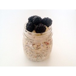 thevegancart:  (Via: http://instagram.com) one of our breakfast staples: overnight oats ❤❤ [gf rolled oats, unsweetened vanilla almond milk, chia seeds, goji berry, cinnamon, agave + topped with banana + blackberries] 