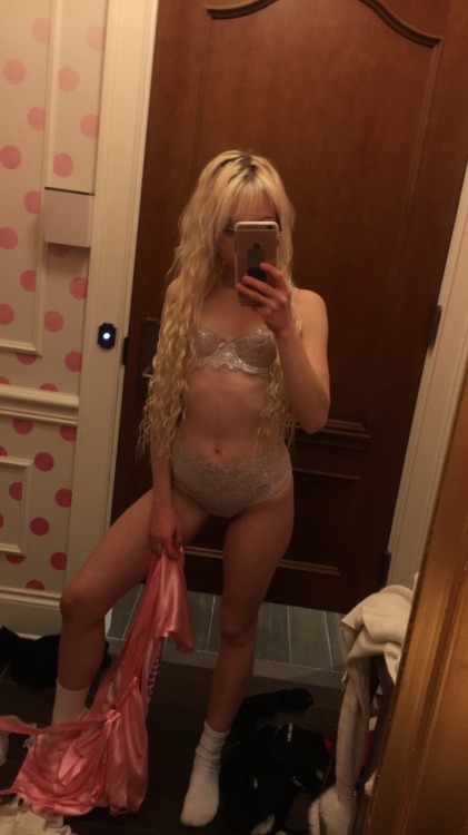 charlottewinslowfitness: charlottewinslowfitness:  u can bet I bought this  Send me an ask with your current weight, goal weight, and height, and I will tell you how long it will take for you to reach your goal with my One Month Makeover and Booty Booster