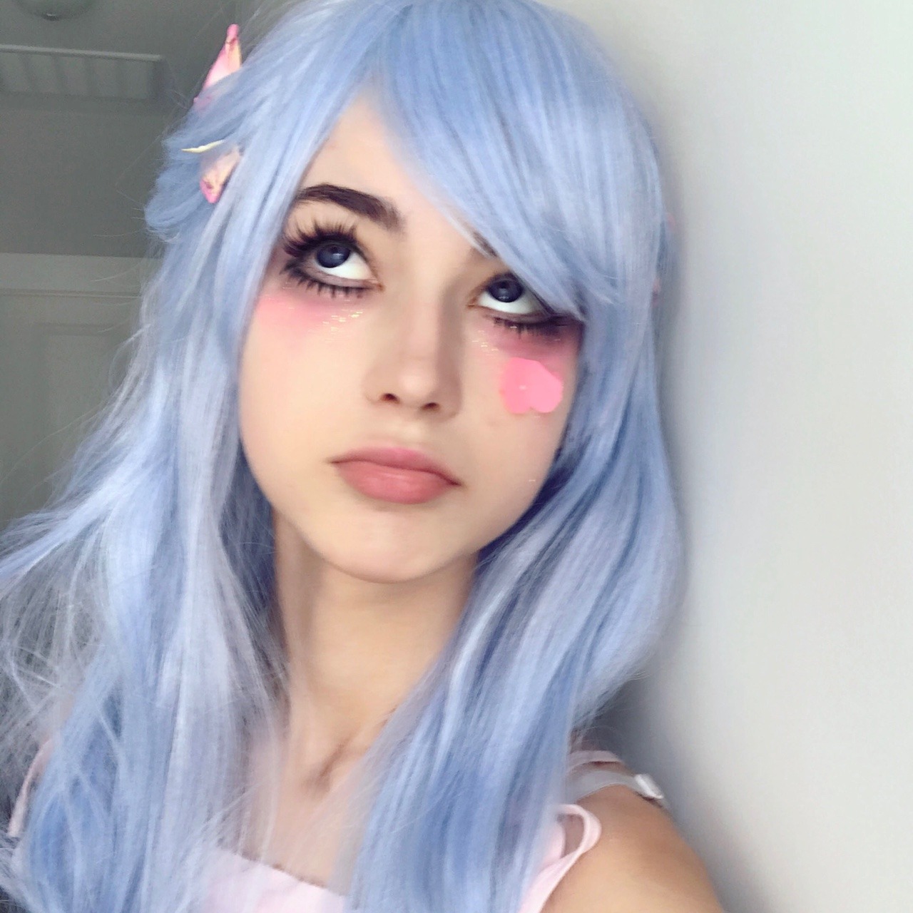 roseyume:Glueing flowers on my face is an excellent coping mechanism 🌸