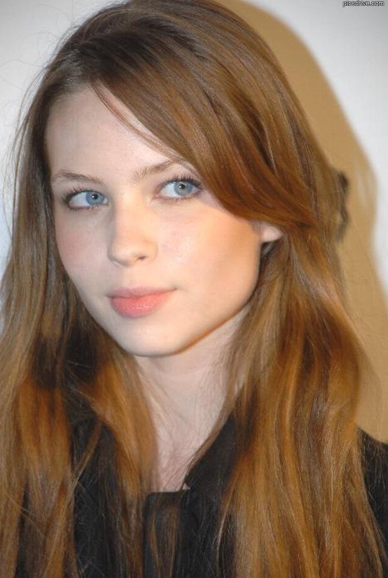 finofilipino:  La moza del día es la prota de The Ring: Daveigh Chase. Que ha pasado
