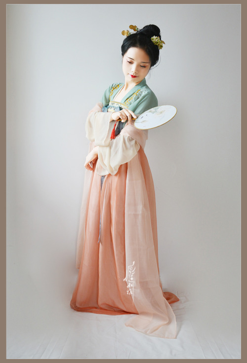 fouryearsofshades: 小 雅 Chest-high Ruqun/襦裙 and Banbi/半臂 (half-sleeve jacket) from 小雅’s Chinese 