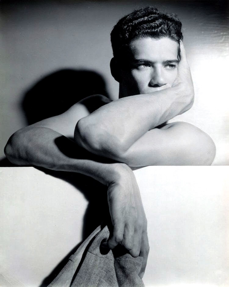 dkwyck:  Robert McVoy, dancer in Lincoln Kirstein’s company, photographed by George