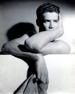 dkwyck:  Robert McVoy, dancer in Lincoln Kirstein’s company, photographed by George Platt Lynes