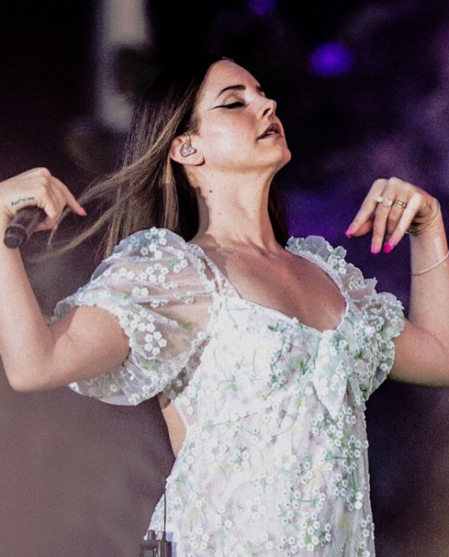 lizgrantt: Lana Del Rey performing at the Tinderbox Festival