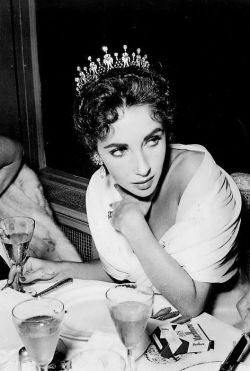 classichollywoodcentral:Elizabeth Taylor