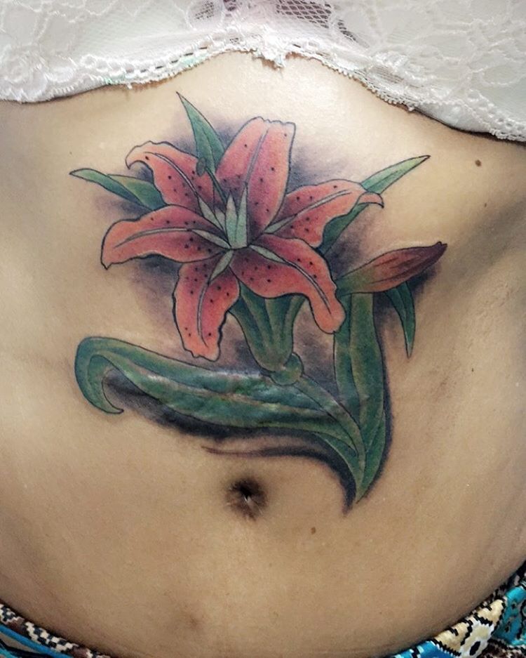 Tatuaje Flor de azucena por Luiza Oliveira  Tatuajes para Mujeres