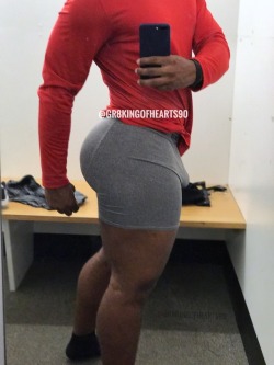 gr8kingofhearts:  Heavy squats are your friend @gr8kingofhearts90