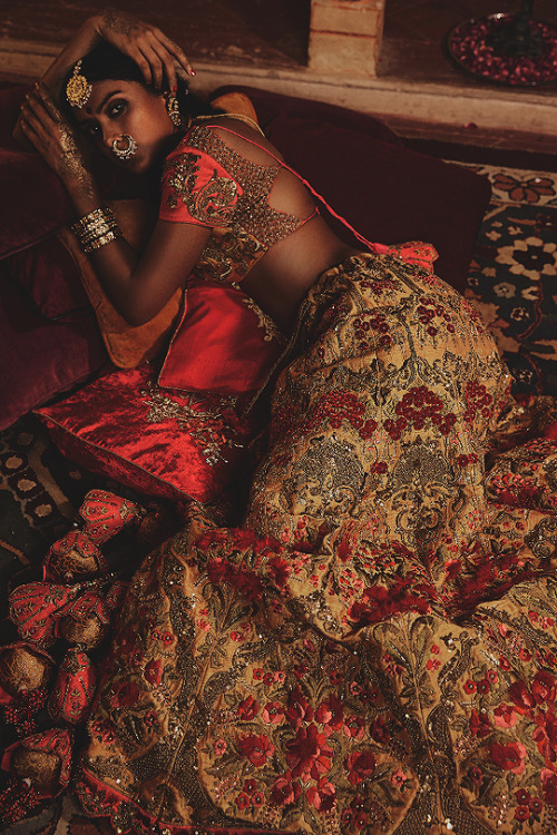 Warp-N-WeftPhotography: Omkar ChitnisModels: Mitali Rannorey, Mariette Valsan & Meenakshi Rathor