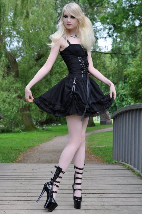 primary-elements:  Maria Amanda.