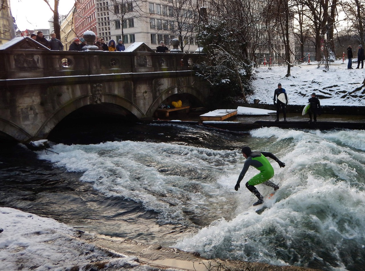 SURFEAR EN EL RÍO. Los surfistas de Múnich encuentran cada día su “la ola perfecta” bajo uno de los puentes que cruza el río Eisbach. Ese río es artificial y atraviesa el Englischer Garten (‘Jardín Inglés). Nadar en él está prohibido y, por supuesto,...