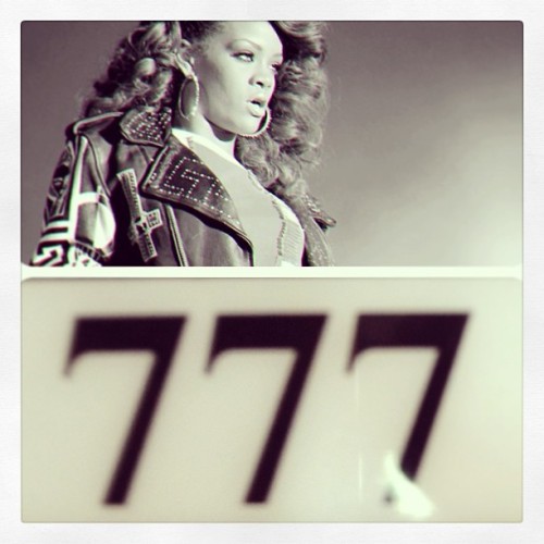 Aguardando Ansiosamente Pelo Documentrio 777 Da @badgalriri. Espero Que Seja Lanado No Brazeel E Em DVD