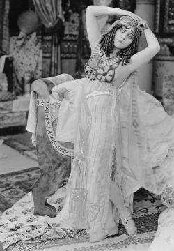 silent&ndash;era:Theda Bara in Cleopatra, 1917  Had a thing for her ever since I was fourteen.