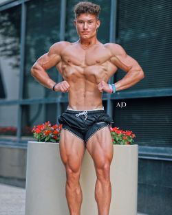 Porn Pics :Physique model, Anthony Mantello