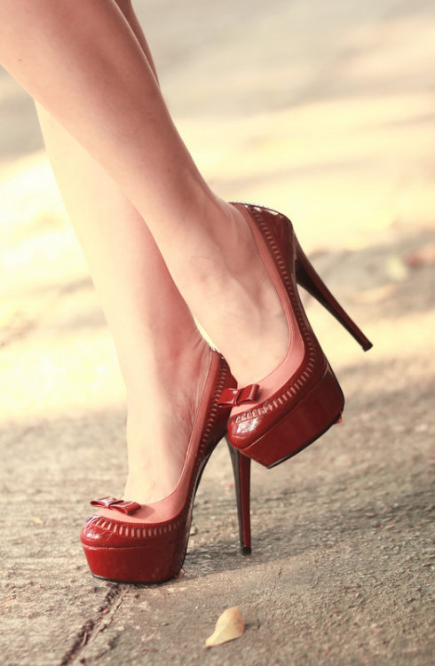 bow heels