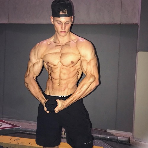 super-youngandstrong:The erotic majesty of Carlton Loth