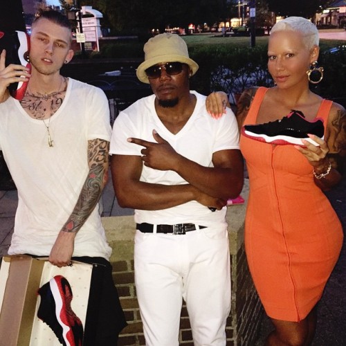 famousbwwmcouples:  Model/Actress Amber Rose and ‘Wild Boy’ Rapper Machine Gun Kelly dates He calls them Guns and Roses 😖😻🌹🌹🔫